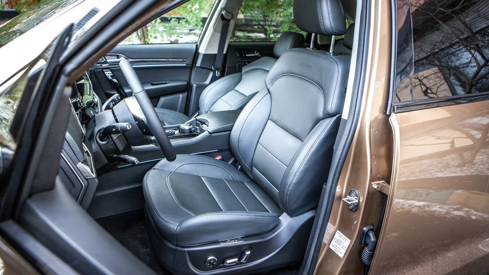 23 Zotye-Coupa-perednie-sideniya.jpg