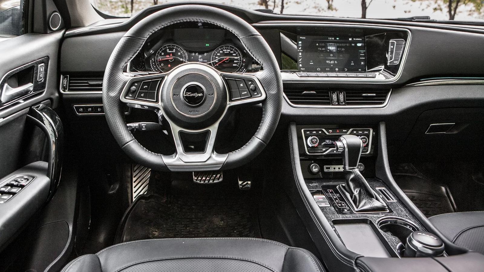 7 Zotye-Coupa-salon.jpg